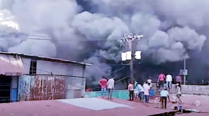 বিকেলে আগুনে পুড়ল কারখানা - নিয়ন্ত্রণে ফায়ার সার্ভিস
