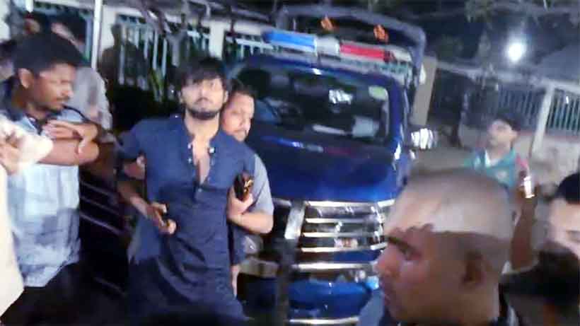 শাহবাগে ডাকসু নেতাদের ওপর ছাত্রদলের হামলা