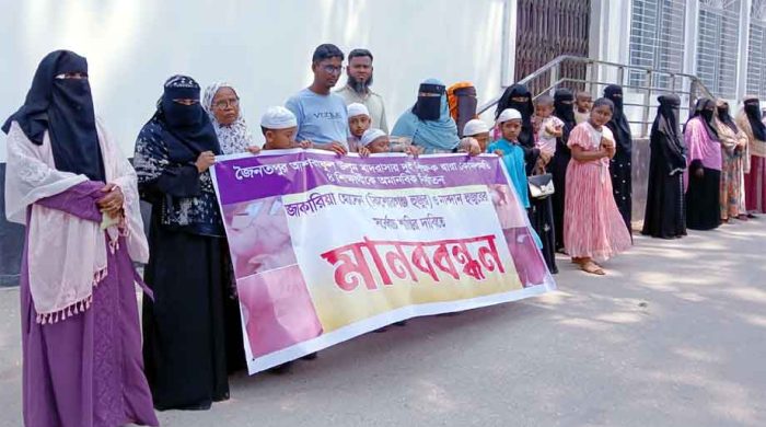 মাদ্রাসায় নির্যাতন ইস্যুতে নবাবগঞ্জে মানববন্ধন