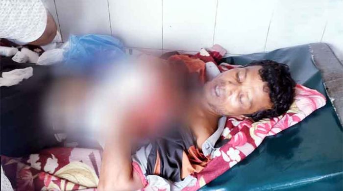 চুরি করতে গিয়ে ধরা - দোহারে চোরকে গণধোলাই