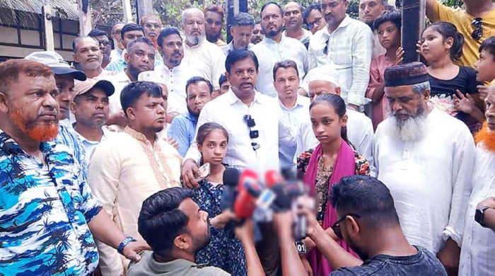 প্রধানমন্ত্রীর নির্দেশে দোহারের ক্ষতিগ্রস্তদের পাশে এমপি আবু আশফাক