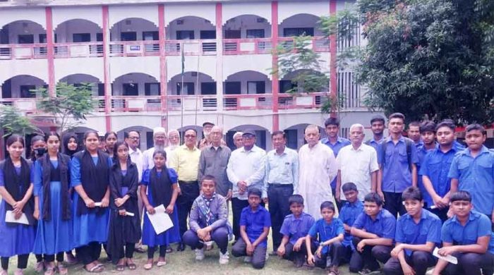 মেধাবীদের পাশে প্রাক্তন ছাত্র সমিতি - পেল বৃত্তি সহায়তা